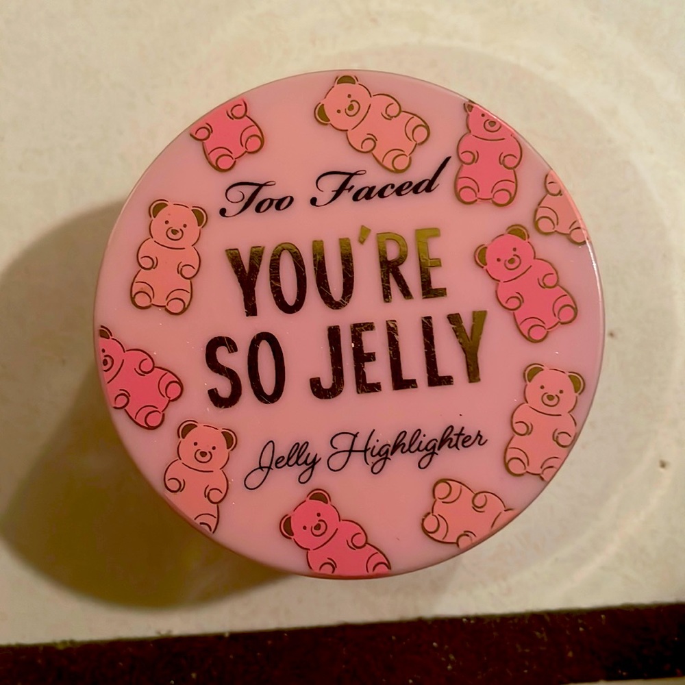 Too faced you’re so jelly highlighter- rose pink